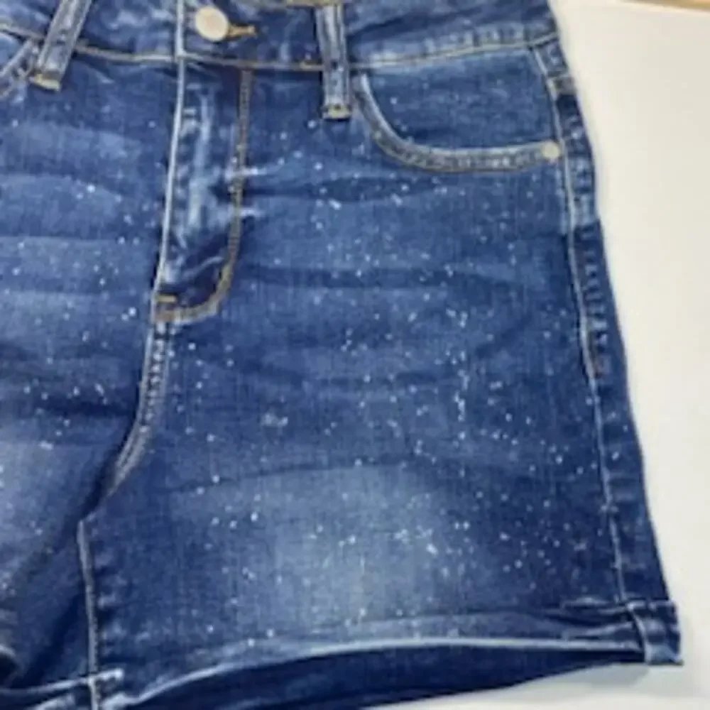 Judy Blue Dark Wash Denim Shorts White Paint Splatter Design Women’s Medium